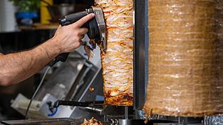 Im Gewerbegebiet Cham-Süd soll ein Produktionsgebäude für Dönerspieße entstehen. (Symbolbild)