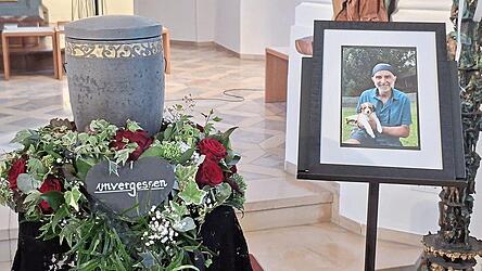 Die Urne und das Portr&auml;t von Leo Sch&ouml;tz waren vor dem Altar aufgestellt.