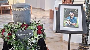 Die Urne und das Porträt von Leo Schötz waren vor dem Altar aufgestellt. Die Urne und das Porträt von Leo Schötz waren vor dem Altar aufgestellt.