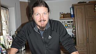 Er hat Covid überstanden. Ganz geheilt ist Armin Prommersberger aber noch nicht. Das hoch dosierte Cortison hat seine Lunge gerettet, seinen Knochen aber arg zugesetzt.