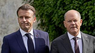 Zwei Männer, die sich nicht gut verstehen, aber ähnliche Probleme haben: Emmanuel Macron und Olaf Scholz.