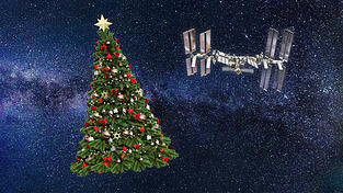 Ein Christbaum schwebt im Weltall? Das bleibt ein schöner Gedanke. Aber: Auch die Astronautenauf der ISS feiern das Fest – mit einem Plastikbaum auf der Station.
