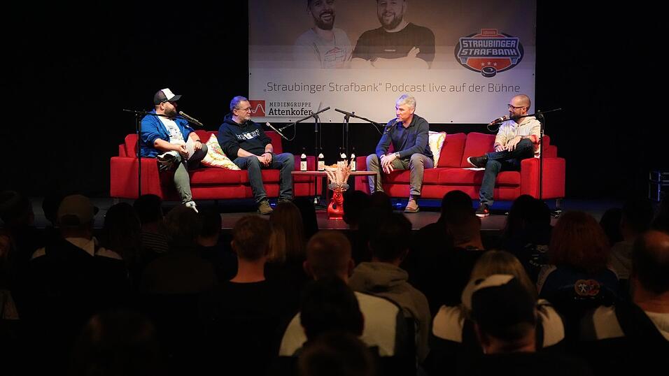 Beim Live-Podcast im Alten Schlachthof (v.l.): Podcaster Robert Berger, Stadionsprecher Peter Schnettler, Tigers-Legende Billy Trew und Podcaster Andreas Schunk von der 'Straubinger Strafbank'.
