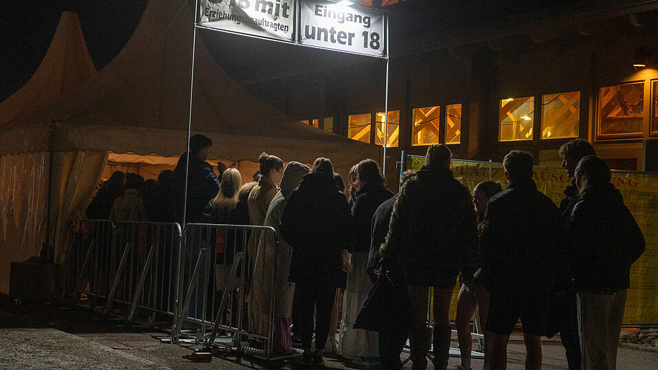 Die besten Bilder vom Samstag zeigen Tanzen und jede Menge Spaß. Die besten Bilder vom Samstag zeigen Tanzen und jede Menge Spaß.