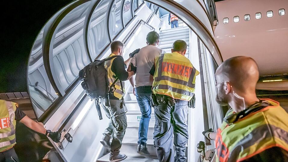 Nach der Machtübernahme durch die Taliban 2021 gab es einen Abschiebeflug aus Deutschland nach Kabul. (Archivbild)