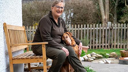 Das ist noch mal gut gegangen: Jutta Zedelmaier und ihr Hund Urax müssen keine zusätzlichen Rundfunkgebühren zahlen. Stattdessen gibt es eine angenehme Überraschung für den Rüden.