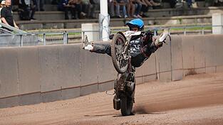V&ouml;llig losgel&ouml;st: Erik Riss feiert den Erfolg &uuml;ber Oppeln mit einem spektakul&auml;ren Wheelie.