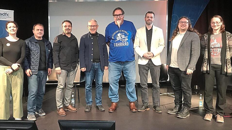 Diskutierten &uuml;ber M&ouml;glichkeiten, den Radverkehr in Straubing weiter zu verbessern (v.l.): ADFC-Ortsgruppensprecherin Dr. Vanessa Roden, Konrad Denk, J&uuml;rgen Steinmetzer, B&uuml;rgermeister Dr. Albert Solleder, Bernd Vogel, Christoph Weinholzner, Johannes Spielbauer und Katrin Dengler.