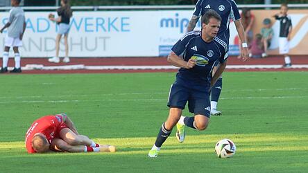 Kompromisslos: Die SVL-Abwehr um Marcus Plomer (am Ball) zeigte sich extrem zweikampfstark, verteidigte mutig nach vorne und war einer der Schlüssel zum umjubelten Dreier. Kompromisslos: Die SVL-Abwehr um Marcus Plomer (am Ball) zeigte sich extrem zweikampfstark, verteidigte mutig nach vorne und war einer der Schlüssel zum umjubelten Dreier.