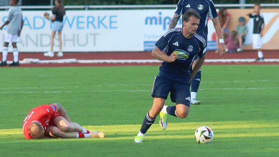 Kompromisslos: Die SVL-Abwehr um Marcus Plomer (am Ball) zeigte sich extrem zweikampfstark, verteidigte mutig nach vorne und war einer der Schlüssel zum umjubelten Dreier. Kompromisslos: Die SVL-Abwehr um Marcus Plomer (am Ball) zeigte sich extrem zweikampfstark, verteidigte mutig nach vorne und war einer der Schlüssel zum umjubelten Dreier.