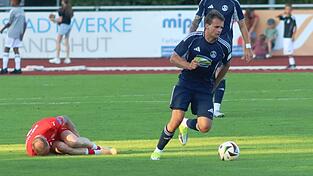 Kompromisslos: Die SVL-Abwehr um Marcus Plomer (am Ball) zeigte sich extrem zweikampfstark, verteidigte mutig nach vorne und war einer der Schlüssel zum umjubelten Dreier. Kompromisslos: Die SVL-Abwehr um Marcus Plomer (am Ball) zeigte sich extrem zweikampfstark, verteidigte mutig nach vorne und war einer der Schlüssel zum umjubelten Dreier.