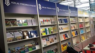 Noch kein gro&szlig;er Andrang beim Regensburger Verlag Friedrich Pustet.