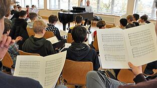 Domkapellmeister Christian Heiß ist gleichermaßen Coach, Musikpädagoge und Zeremonienmeister. Chorsänger aller Alterstufen sind bei den Domspatzen dabei.