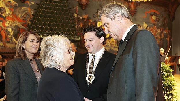 Oberb&uuml;rgermeister Thomas Haslinger und Ministerpr&auml;sident Markus S&ouml;der am Rande des Trauerakts im Rathausprunksaal mit Josef Deimers Witwe Hildegard Deimer und seiner &auml;ltesten Tochter Ruth Gandorfer.
