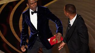 Moderator Chris Rock bekommt von Will Smith eine Ohrfeige versetzt.