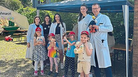 Schirmherr Professor Michael Melter (rechts) untersuchte mit den Medizinstudentinnen Magdalena Schmatz, Samantha Schmidke, Alisa Gmelch und Clara Lingl die Teddy-Patienten der Kindergartenkinder.