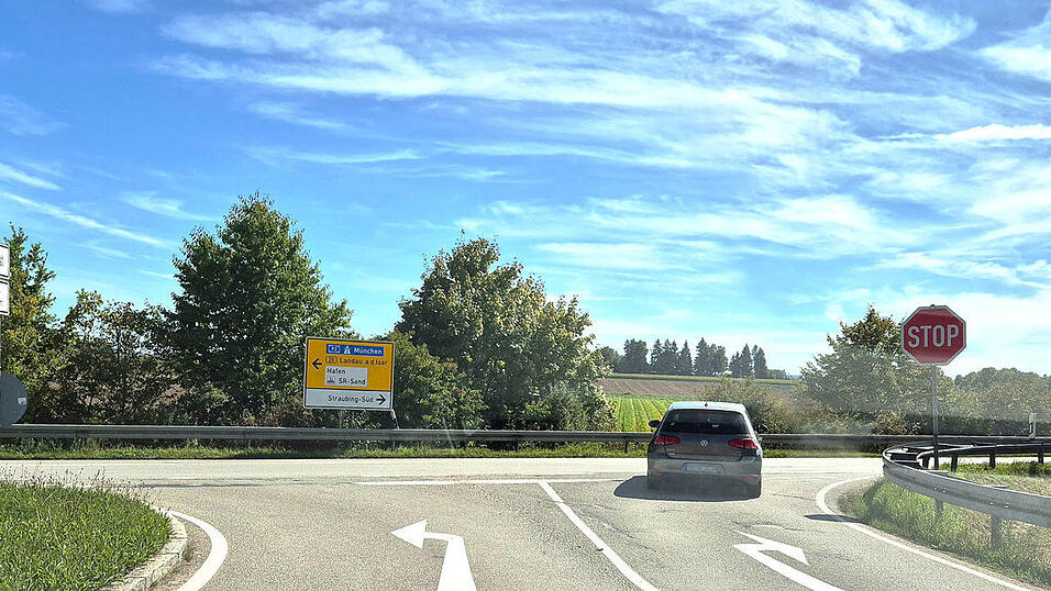 So leer wie auf diesem Bild ist es bei der Einmündung des Hirschberger Rings auf den Südring eher selten. Insbesondere im Berufsverkehr kommt es hier zu längeren Rückstaus und gefährlichen Abbiege-Manövern. Ein Unfallschwerpunkt ist die Stelle laut Polizei-Statistik aber nicht.