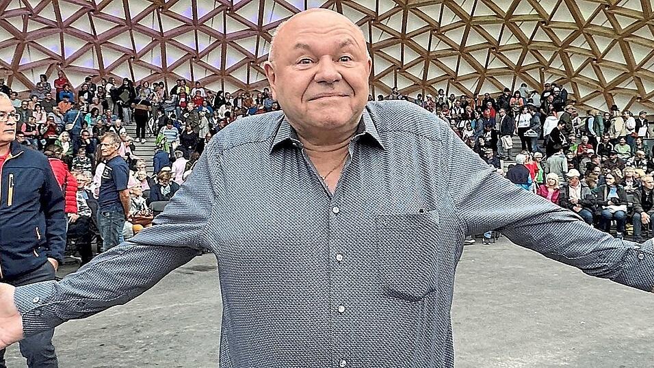 Der Further Kabarettist Toni Lauerer - hier bei seinem absolut überfüllten Auftritt in der Park-Arena - sagte auf seine Art der Landesgartenschau „Servus“.