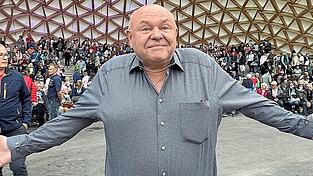 Der Further Kabarettist Toni Lauerer - hier bei seinem absolut überfüllten Auftritt in der Park-Arena - sagte auf seine Art der Landesgartenschau „Servus“.