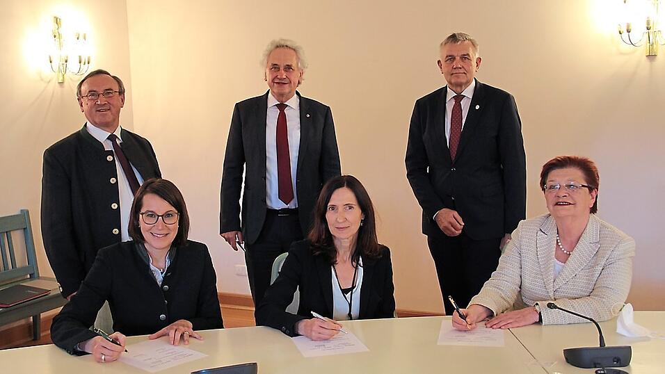 Vertragsunterzeichnung (v. l.): Johann Kirsch, Andrea Felsner-Peifer, Helmut Petz, Manuela Radspieler, Josef Dollinger und Eva Bönig. Vertragsunterzeichnung (v. l.): Johann Kirsch, Andrea Felsner-Peifer, Helmut Petz, Manuela Radspieler, Josef Dollinger und Eva Bönig.