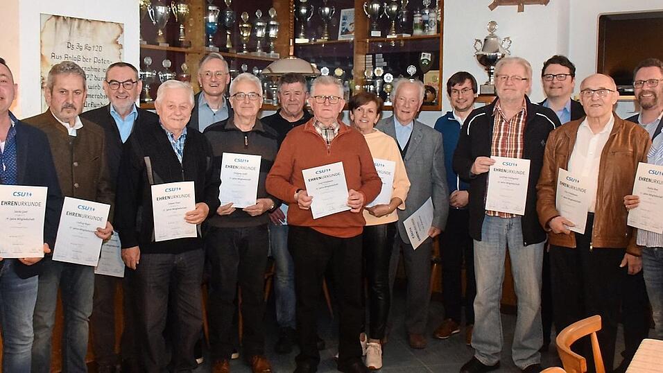 Der CSU-Ortsverband Rötz nutzte die Jahrestagung am Samstag im Gasthaus Sturm, um treue Mitglieder auszuzeichnen. Der CSU-Ortsverband Rötz nutzte die Jahrestagung am Samstag im Gasthaus Sturm, um treue Mitglieder auszuzeichnen.