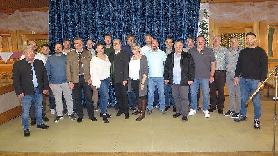 F&uuml;r die Vorstandschaft des Angelsportvereins Landshut - mit Vorsitzendem Dr. Manfred Forster (6.v.l.) und seinen beiden Stellvertretern Andreas Kollmannsberger (4.v.r.) und Martin M&uuml;ller (1.v.l.) - gab es von der Mitgliederversammlung das einstimmige Vertrauen f&uuml;r die n&auml;chsten drei Jahre.