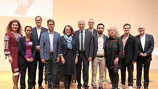 Ralph Schneider, Hosnain Kazim, Gertrud Maltz-Schwarzfischer, Udo Hebel, Rupert Hochholzer (ab drittem von links) sowie Dennis Forster (Zweiter von rechts) und Hermann Josef Eckl (rechts) bei der Feier zum zehnjährigen Jubiläum von Campus Asyl. Ralph Schneider, Hosnain Kazim, Gertrud Maltz-Schwarzfischer, Udo Hebel, Rupert Hochholzer (ab drittem von links) sowie Dennis Forster (Zweiter von rechts) und Hermann Josef Eckl (rechts) bei der Feier zum zehnjährigen Jubiläum von Campus Asyl.