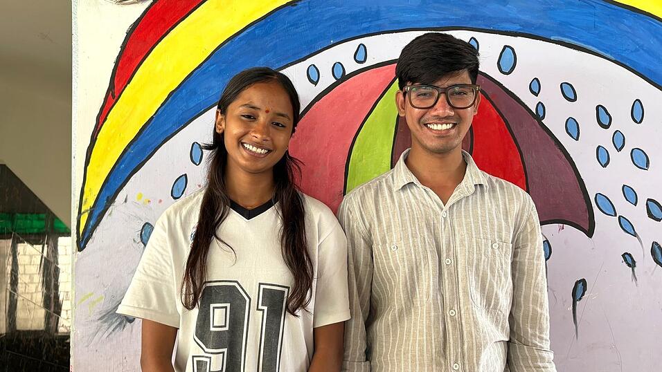 Die zwei Jugendlichen Shavani (l) und Jafar sind für die Organisation Salaam Baalak Trust in Neu-Delhi als Stadtführer tätig. Die zwei Jugendlichen Shavani (l) und Jafar sind für die Organisation Salaam Baalak Trust in Neu-Delhi als Stadtführer tätig.