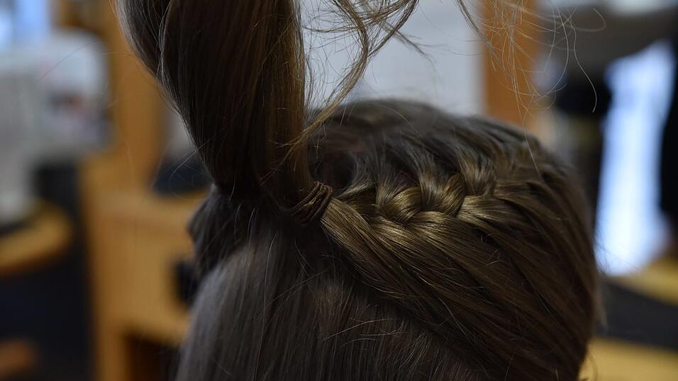 Nachdem die jeweiligen Zöpfe mit einem Gummi zusammengebunden wurden, den Pferdeschwanz in der Hand halten. Nachdem die jeweiligen Zöpfe mit einem Gummi zusammengebunden wurden, den Pferdeschwanz in der Hand halten.