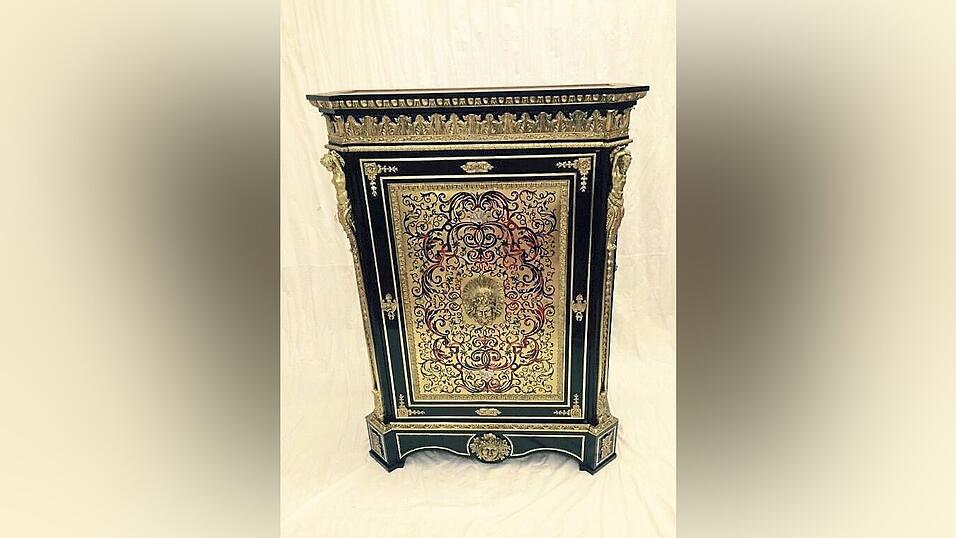 Diesen Boulle-Schrank restaurierte die Mödingerin. Diesen Boulle-Schrank restaurierte die Mödingerin.