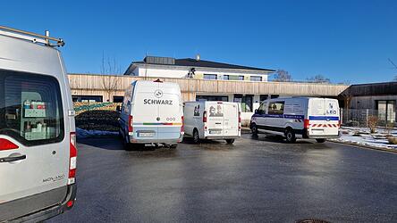 Ein Handwerkerauto steht neben dem anderen: Am Haus Anna herrscht reger Betrieb. Auch au&szlig;en am Haus wird gerade gearbeitet.