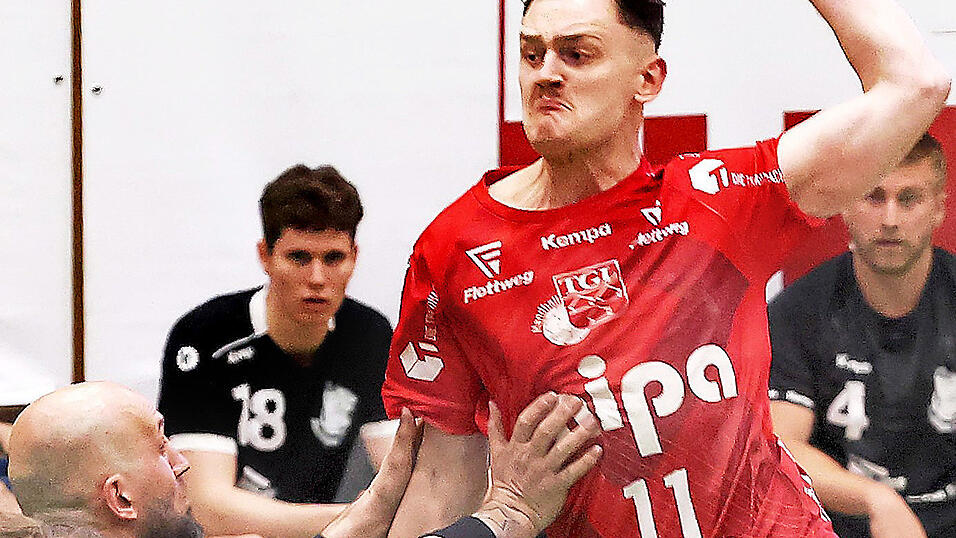 Der Dauerbrenner: Daniel Scheibengraber (am Ball) markierte am Samstag gegen Anzing sechs Tore und mit dem 2:1 in der 9. Spielminute auch seinen 100. Saisontreffer.