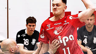 Der Dauerbrenner: Daniel Scheibengraber (am Ball) markierte am Samstag gegen Anzing sechs Tore und mit dem 2:1 in der 9. Spielminute auch seinen 100. Saisontreffer.