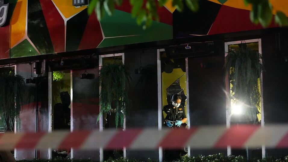 Zahlreiche Fenster sind bei dem Brand geborsten. Zahlreiche Fenster sind bei dem Brand geborsten.