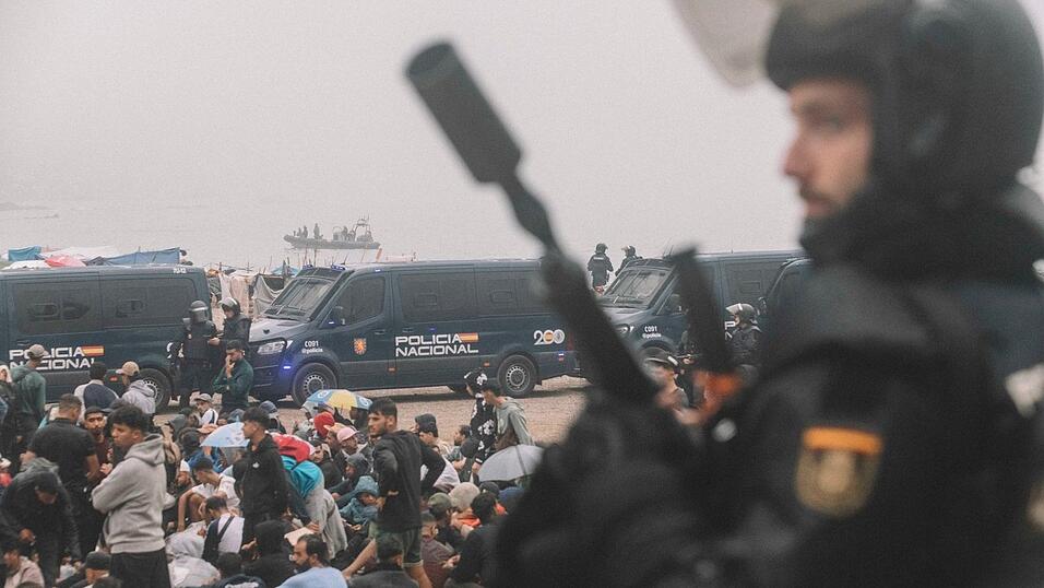 Migranten wurden in Ceuta von starken spanischen Polizeikräften von einem Hüttenlager am Strand fortgebracht. Migranten wurden in Ceuta von starken spanischen Polizeikräften von einem Hüttenlager am Strand fortgebracht.