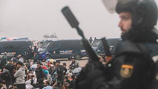 Migranten wurden in Ceuta von starken spanischen Polizeikräften von einem Hüttenlager am Strand fortgebracht. Migranten wurden in Ceuta von starken spanischen Polizeikräften von einem Hüttenlager am Strand fortgebracht.