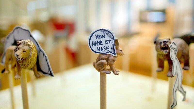 Der Spruch 'Mein Name ist Hase' wird Bildlich mit einer Tierfigur am 16.02.2016 im Museum f&uuml;r Kommunikation in N&uuml;rnberg (Bayern) w&auml;hrend der Sonderausstellung 'Mein Name ist Hase' dargestellt. Die Ausstellung ist von 19.2.2016 bis 5.6.2016 im Museum f&uuml;r Kommunikation zu sehen.