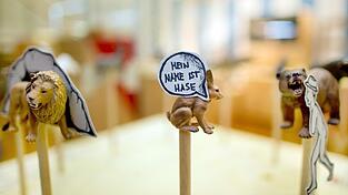 Der Spruch 'Mein Name ist Hase' wird Bildlich mit einer Tierfigur am 16.02.2016 im Museum f&uuml;r Kommunikation in N&uuml;rnberg (Bayern) w&auml;hrend der Sonderausstellung 'Mein Name ist Hase' dargestellt. Die Ausstellung ist von 19.2.2016 bis 5.6.2016 im Museum f&uuml;r Kommunikation zu sehen.