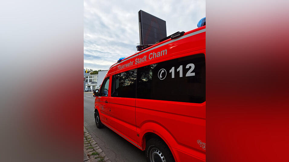 Über Durchsagen informiert die Feuerwehr die Anwohner vor Ort. Über Durchsagen informiert die Feuerwehr die Anwohner vor Ort.