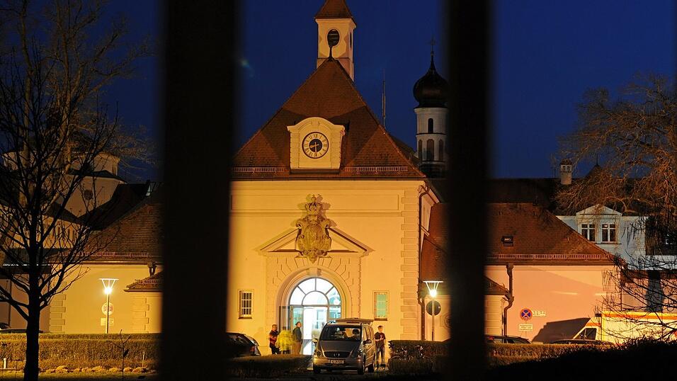 Rettungskr&auml;fte stehen am 7. April 2009 vor der JVA.