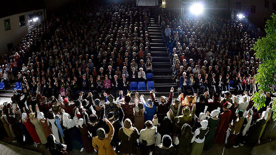 Eine tolle Truppe, die die Agnes liebten und grausam hinrichen: Der Agnes-Bernauer-Festspielverein beim Premieren-Applaus. Eine tolle Truppe, die die Agnes liebten und grausam hinrichen: Der Agnes-Bernauer-Festspielverein beim Premieren-Applaus.
