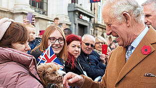 König Charles III. gibt sich in der Öffentlichkeit locker und gut gelaunt. Das machte bei den Briten einen positiven Eindruck. Waren noch im Mai nur knapp ein Drittel davon überzeugt, dass er ein guter König wäre.