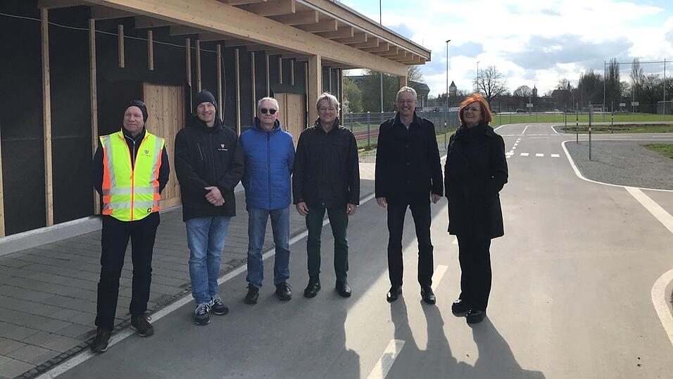 Freuen sich schon auf das gro&szlig;e Einweihungsfest mit allen Beteiligten in ein paar Wochen (v.l.): Klaus Reisinger, Bert Plank, Klaus Stegmann, Oliver Vetter-Gindele, Oberb&uuml;rgermeister Markus Pannermayr und Cristina Pop.