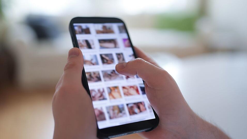 Im Fokus der aktuellen Debatte stehen auch Deepfakes, bei denen etwa das Gesicht einer Frau in ein anderes Video - etwa eine Porno-Sequenz - eingef&uuml;gt wird. (Symbolbild)