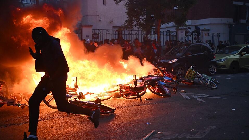 Nach dem Finale kommt es in Paris zu Ausschreitungen.