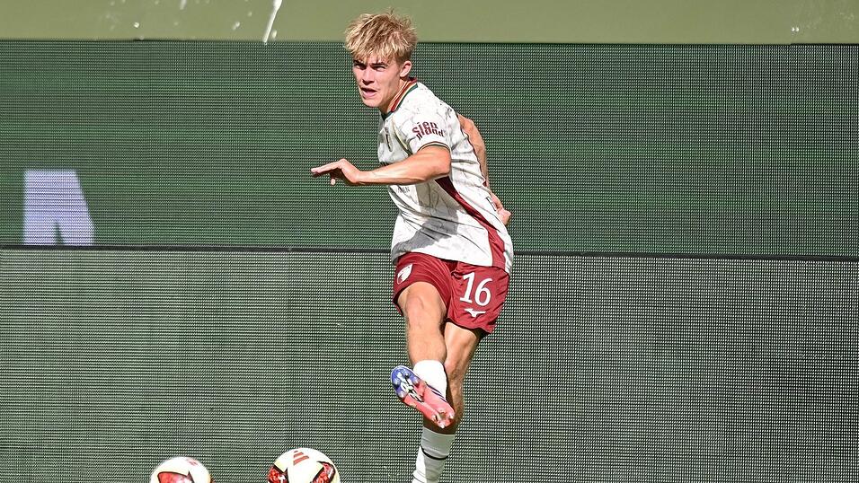 Reist im Alter von 21 Jahren erstmals zur Nationalmannschaft: Augsburg-Profi Hennes Behrens. (Archivbild) Reist im Alter von 21 Jahren erstmals zur Nationalmannschaft: Augsburg-Profi Hennes Behrens. (Archivbild)
