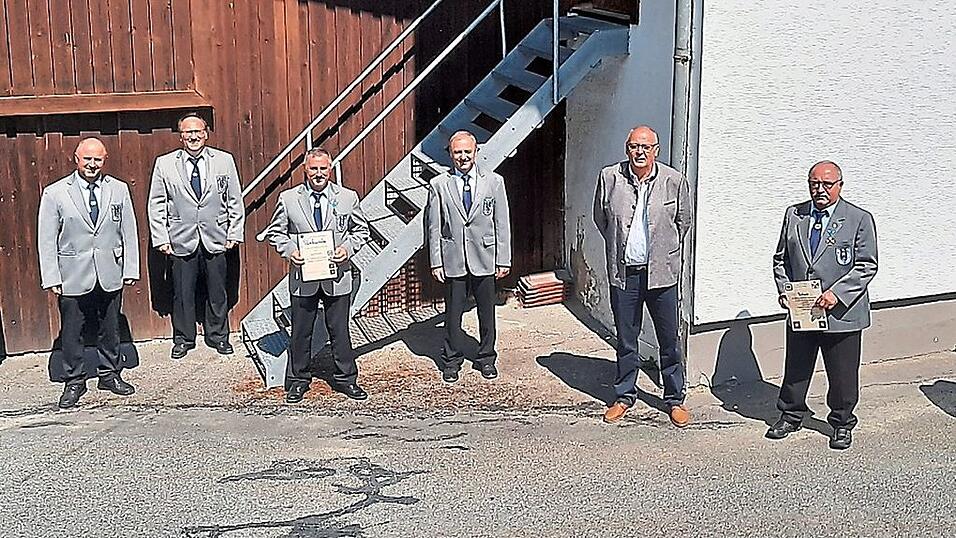 Vorstandschaft und Beisitzer mit den Geehrten und Bürgermeistern, von links: Vorsitzender Alfred Rothammer, Daniel Prasch, Christian Fischer, Manfred Eckmann, Karl Maier (geehrt), dritter Bürgermeister Johann Stahl, Bürgermeister Max Dietl, Josef Schießl (geehrt) und Fritz Baumeister. Vorstandschaft und Beisitzer mit den Geehrten und Bürgermeistern, von links: Vorsitzender Alfred Rothammer, Daniel Prasch, Christian Fischer, Manfred Eckmann, Karl Maier (geehrt), dritter Bürgermeister Johann Stahl, Bürgermeister Max Dietl, Josef Schießl (geehrt) und Fritz Baumeister.