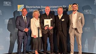 Thorsten Glauber, Gerlinde Graßl, Markus Schmidberger, Reinhard Heitzer und Vinzenz Schmidberger (v.l.) bei der Auszeichnung. Thorsten Glauber, Gerlinde Graßl, Markus Schmidberger, Reinhard Heitzer und Vinzenz Schmidberger (v.l.) bei der Auszeichnung.