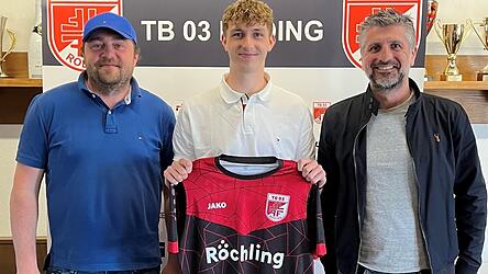 Alexander Fuchs (Mitte) wechselt von Haibach zu TB Roding.