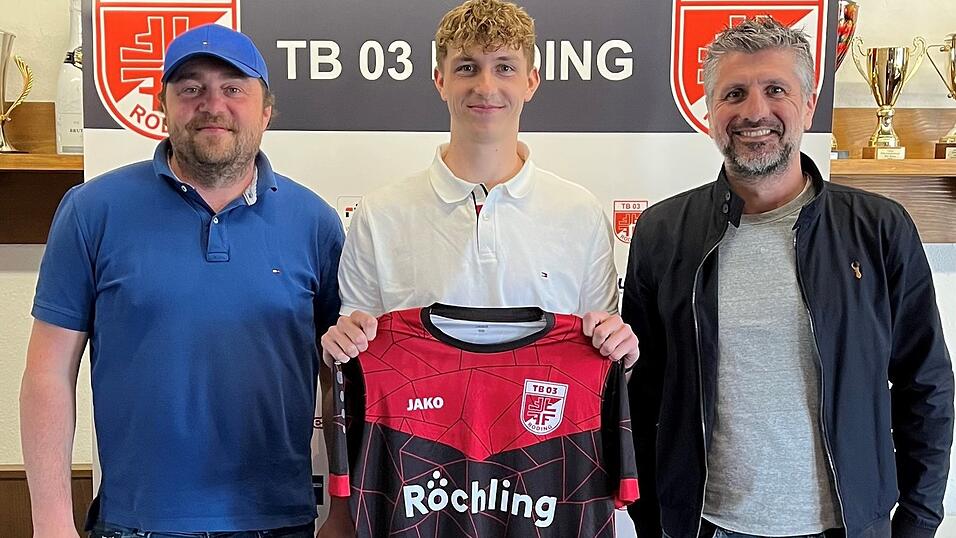 Alexander Fuchs (Mitte) wechselt von Haibach zu TB Roding.